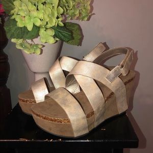 Pierre Dumas Gold Wedges NWOT